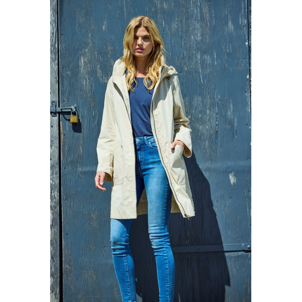 Junge Nora Kv. 46 12-Sand