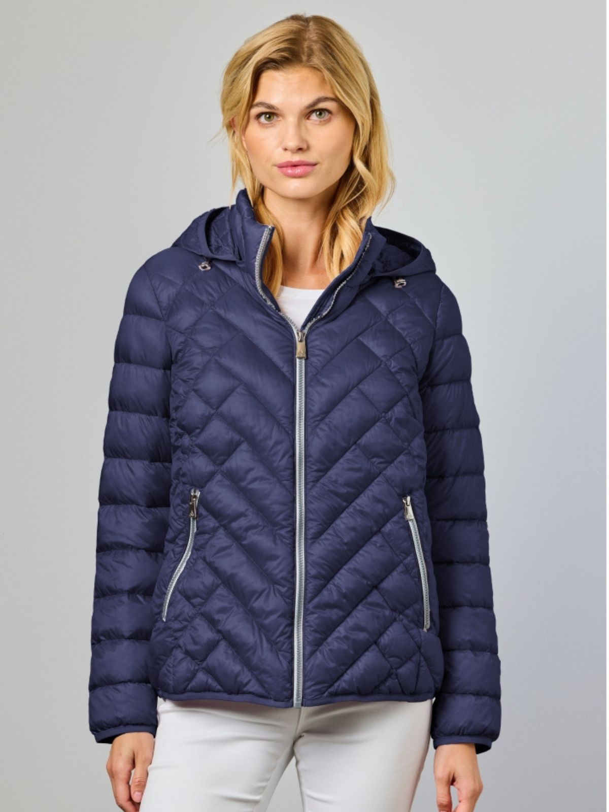 Navy blue forårsjakke til dame i let quiltet design.