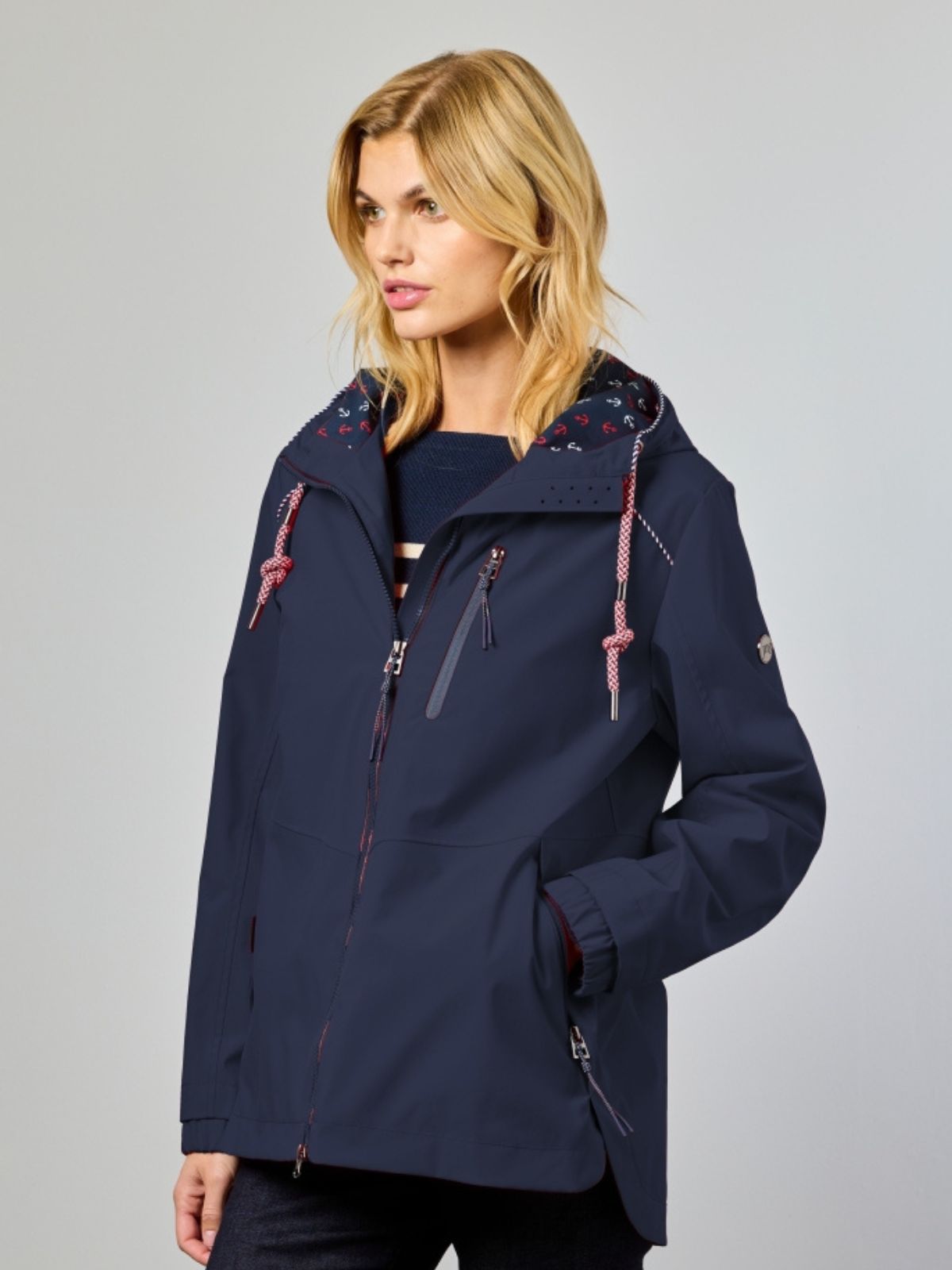 Sporty overgangsjakke til dame i navy med tekniske detaljer og hætte.
